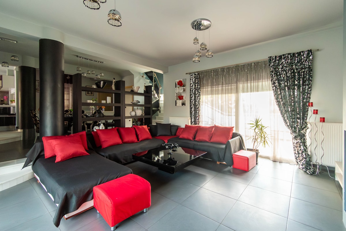 Black & White City Villa