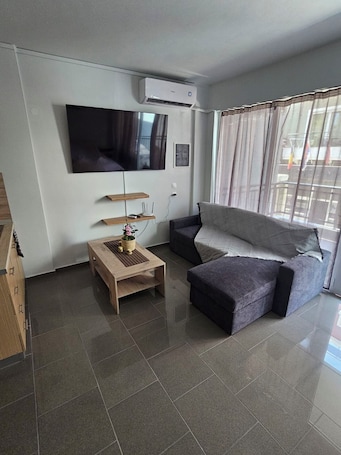 Chous Apartment - Central & Fully Equipped Holiday Home in Alexandrou poli