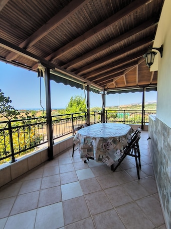 Villa Anna, Nea Chili Alexandroupoli, Apartment 1, includes private Tennis Court