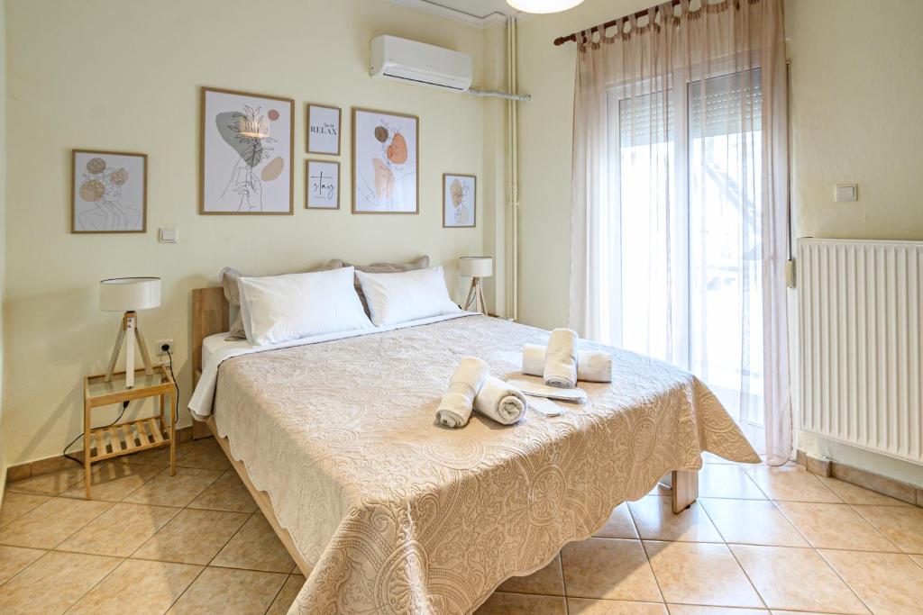 Yellow fresh apartment in the heart of the city — photo