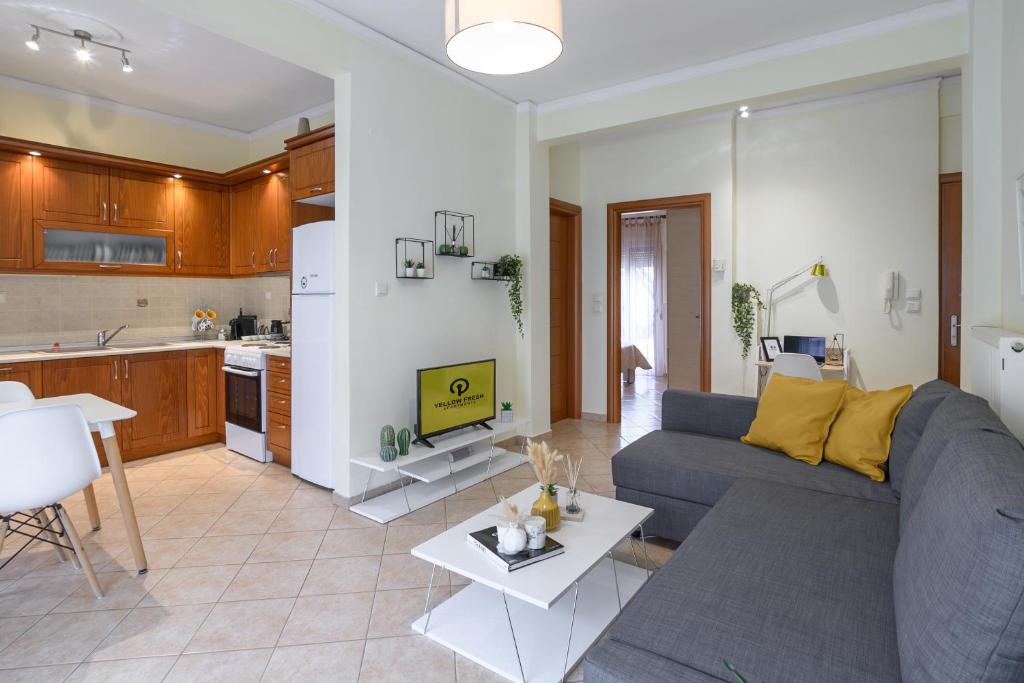 Yellow fresh apartment in the heart of the city — photo